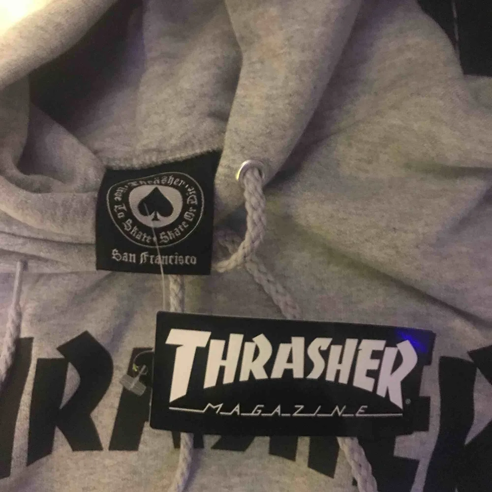 Säljer en helt ny Thrasher hoodie. Pga för liten. . Hoodies.