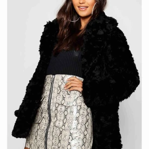  - Faux fur jacket i bomull, helsvart, helt ny, aldrig använd. 