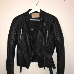  - Chiquelle skinnjacka i storlek 40, endast testad men eftersom jackan inte riktigt passade mig längre så brast den inne (kan skicka bild om så önskas) men den är fixad nu och det är inget som stör och syns. 😅