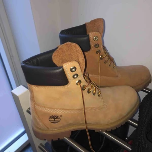  - ÄKTA timberland-kängor stl 41 köpta från Stadium för 2000kr, använda ca 3 gånger (alltså typ precis som nya). säljer pga inte min stil. Säljer för 1000kr, priset kan diskuteras vid snabb affär. Möts helst upp isf inom skåne. Köparen står för frakt.