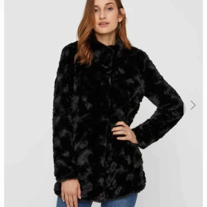  - Säljer en helt ny kappa ifrån vero moda, strl M men passar mig perfekt och jag har XS-S! Helt ny med lappar kvar :)