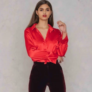  - Säljer en röd blus från NA-KD i storlek S. Nypris: 399kr. Aldrig använd, prislappen hänger kvar. 200kr. Finns att hämta i Norrköping eller så tillkommer fraktkostnad på 30kr. Vid intresse kan fler bilder skickas! En lånad bild från hemsidan. 