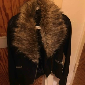  - Skinnjacka med päls oanvänd 