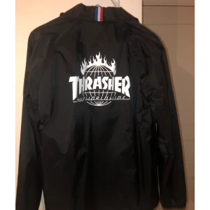  - Thrasher x huf jacka 🌸 Storlek S🌸 Från Junkyard 🌸 Endast använd en gång 🌸 nypris ca 1000🌸 Köparen står för eventuell frakt🌸 Hör gärna av dig för fler bilder🌸
