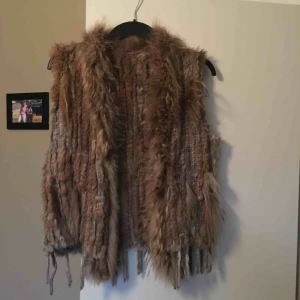 Väst  - Superfin kanin och tvättbjörnspäls. Nypris 1299kr säljes för 450kr 