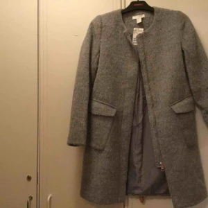 Lång kappa från H&M - Helt ny kappa! 😻 Inköpt för 699 kr  Säljer för 450 kr Priset går att diskutera vid snabbaffär. Felfri✨