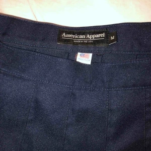  - Marinblå Tenniskjol från american apparel. Använd fåtal gånger, väldigt bra skick.