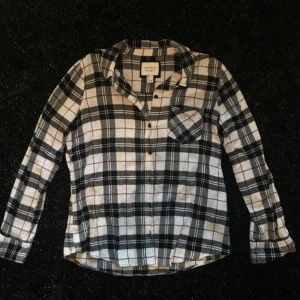  - Forever 21 black and white flannel | Perfect for casual dayzzz and cover ups | Oversized | Meet ups in Sthlm/ post fee not included in price ✨