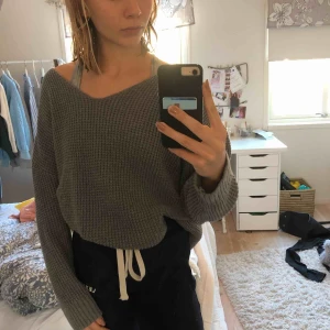  - En grå stickad tröja ifrån Lager 157 i strl XS/S, stor oversized. Använd ett fåtal gånger och är i fint skick. Frakt tillkommer