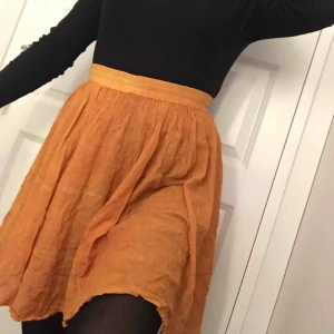  - Vacker kjol med fint material 