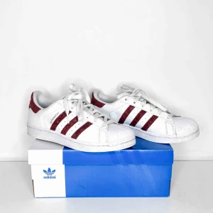  - Adidas superstar skor limited edition med kartong. Går inte längre o köpa dessa med ormskinns mönster på rändern. Skorna är i väldigt bra skick, använda endast ett fåtal gånger. 