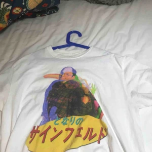  - as cool seinfeld tröja som är super unik. jätte najs att ha på sig med ett par högmidjade byxor :)