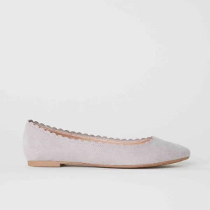  - Två par ballerinaskor  Storlek 37 i båda Svarta använda en gång, beige aldrig använda  Båda för 80kr alt. 50kr/st  Hämtas i Bromma eller skickas, köparen står då för frakt.