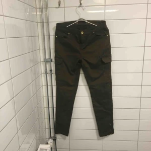  - Aldrig haft på mig dom, gröna militär byxor, jättefina och i mycket fint skick. Dom har även korta dragkedjor längst ner på byxorna. Köpt i Irland. Köparen står för frakt:)