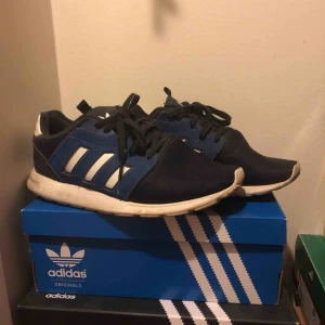  - Adidas sneakers bra skick kan nog putsas upp lite för vitare sula. 