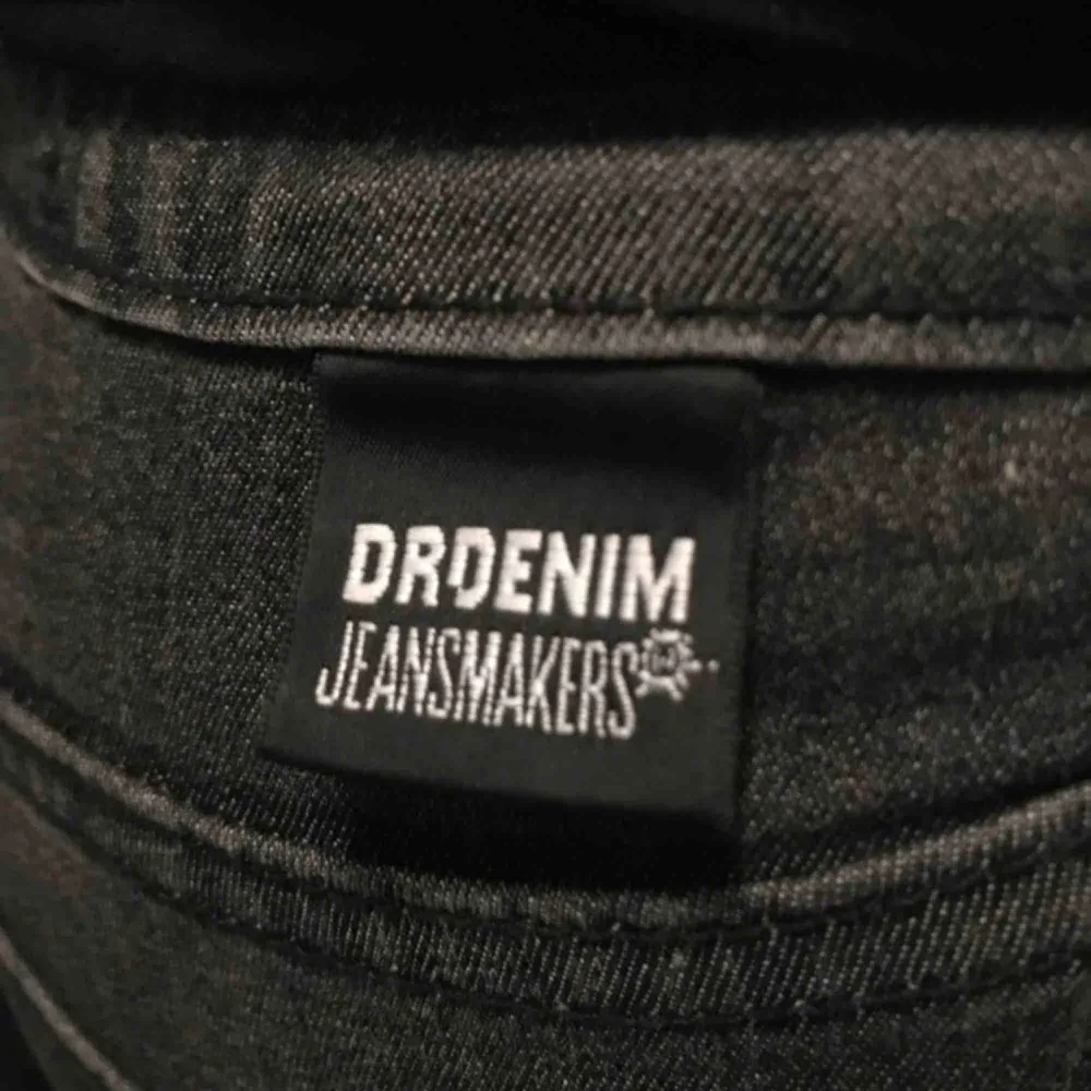 Dr denim skiiiitsnygga jeans!!! Mörkgrå, och stretchiga. Köparen står för frakt😇. Jeans & Byxor.