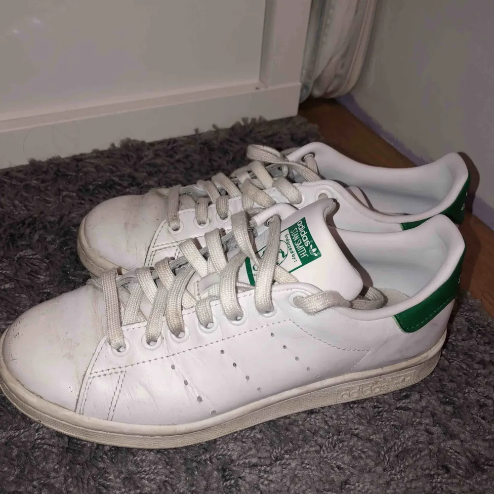 Ett par Adidas Stan Smiths som inte kommer till användning. Den enda defekten är en repa på ena sidan (skriv för bild), annars är de bara använda ett par gånger. Dessa går att fräschas upp bara man torkar av smutsen. Frakt tillkommer! ⭐️⭐️⭐️. Skor.