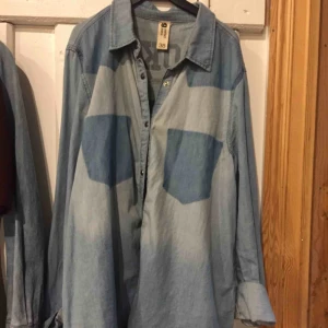  - Snygg jeansskjorta med tryck på baksidan ”Brooklyn”. Sparsamt använd. Frakt tillkommer.