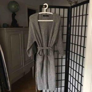  - Very cosy Zara sweater. Super soft, quite long and ties around the waist. Shipping extra :) 