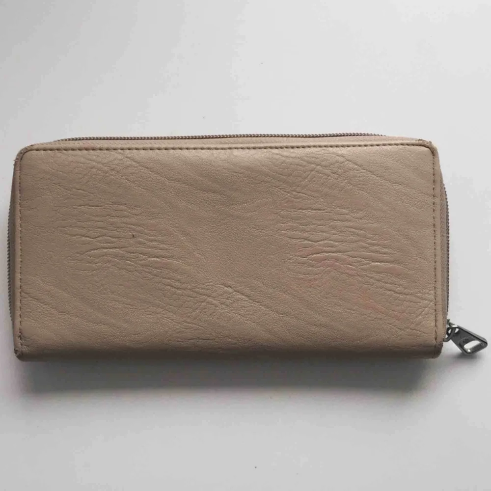 Fin och mycket rymlig plånbok från Björn Borg som inte används längre, fortfarande i bra skick. Mått 20x10,5cm, gjord i 100% PU (fake läder).. Accessoarer.