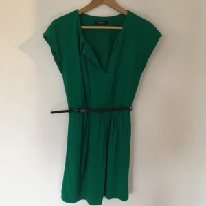  - superfin klänning som funkar till kontoret, fest, julafton o.s.v. skärpet är avtagbart. säljer massor (kmr mycket nytt i dagarna), mängdrabatt finnes! 