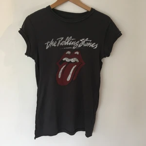  - mörkgrå bandtisha med nice detaljer. säljer massor (kmr mycket nytt i dagarna), mängdrabatt finnes! 