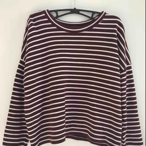  - En randig tröja från pull & bear med skönt och mjukt material. Storleken är S men modellen är lite oversized så den sitter inte speciellt tight