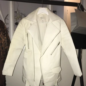  - Vit jacka i skinn imitation från Nelly, märket är NOTION 1.3! Säljes billigt, 50kr+frakt eller hämtas i Stockholm🌸💋 