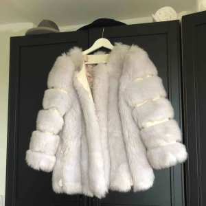  - Faux pälsjacka i fint skick. Den är riktigt fluffig och varm men inte riktigt min stil längre.   Ena fickan är trasig inuti, därav det låga priset. 