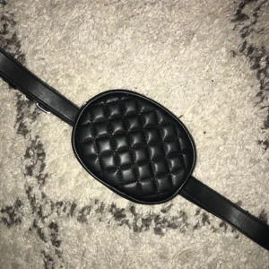  - Midjeväska. Använd fåtal gånger. Kan sättas runt midjan eller bröstet.