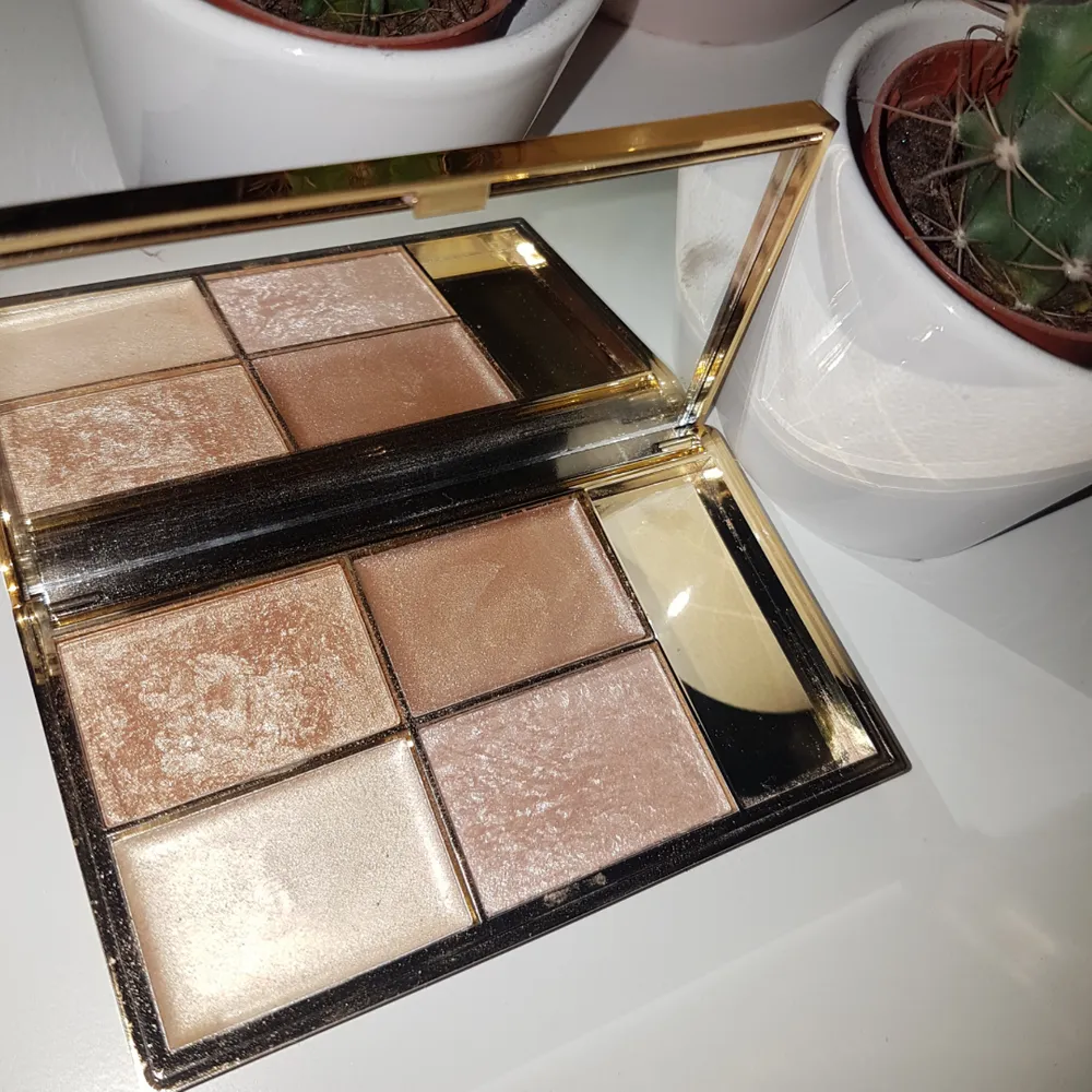 Highlighterpalette med lite bronsaktiga toner från Sleek! Två av dem är cream highlighters och två av dem är puderhighlighters 🌸. Övrigt.