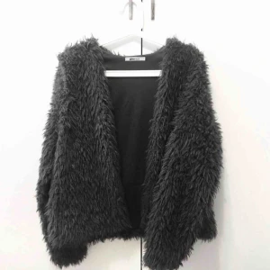  - Mjuk fuskpäls från ginatricot som tyvärr inte kommer till användning. Köpt i december 2017 och endast använt en gång på nyår. Frakt: 79kr vid fler frågor kontakta mig🛍