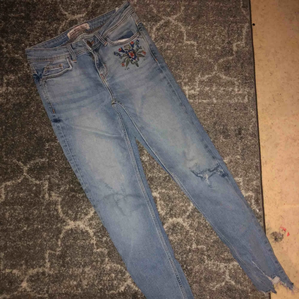 Supersnygga skinny jeans från Zara i spanien, tyvärr för små så kan inte visa upp dom på❄️  OBS. Rabatt vid köp av 2 varor elr mer . Jeans & Byxor.