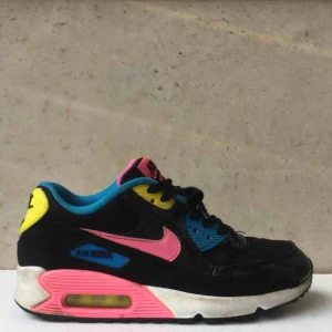  - Airmax storlek 38, inköpspris 800. köpta för ungefär 3 år sedan och är väl använda och lite slitna (sista bilden) men är fortfarande lika snygga :)  Kan mötas upp i sthlm.
