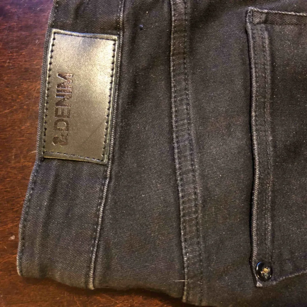 Nästan helt oanvända jeans från H&M med snygga slitningsdetaljer. Höga i midjan och stuprörsben.. Jeans & Byxor.