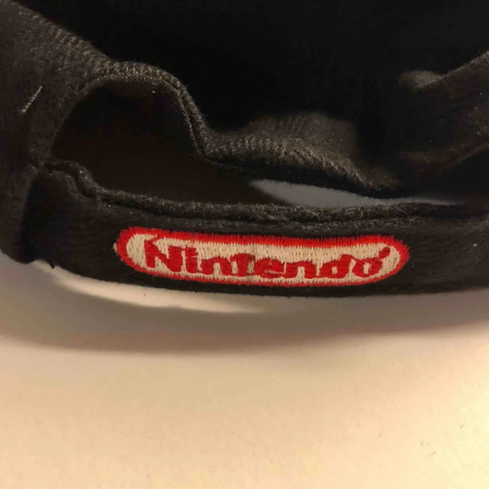 Fet keps från Nintendo med broderad text på fram och baksida. Vintage . Övrigt.