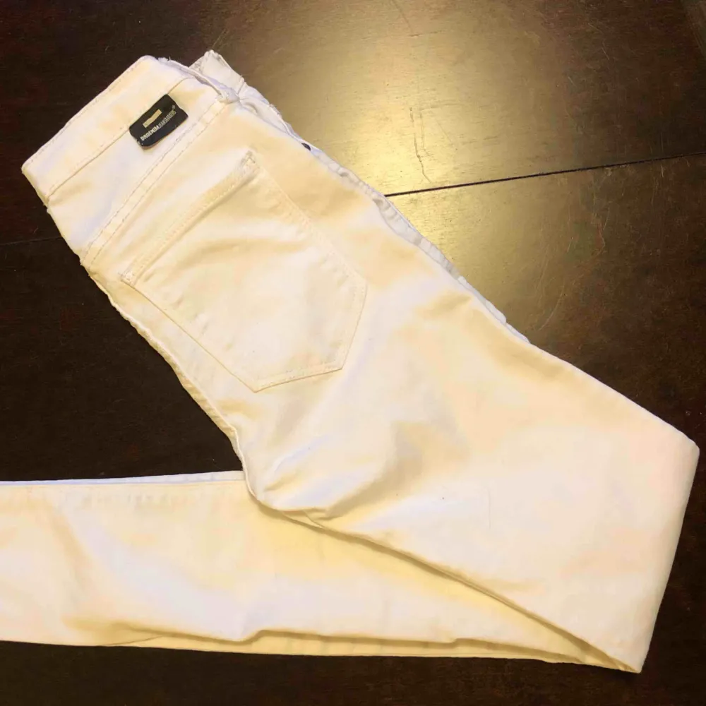 Vita jeans från Dr Denim, köpta på plick och säljes pga fel storlek. Superstretchiga och fint skick. . Jeans & Byxor.