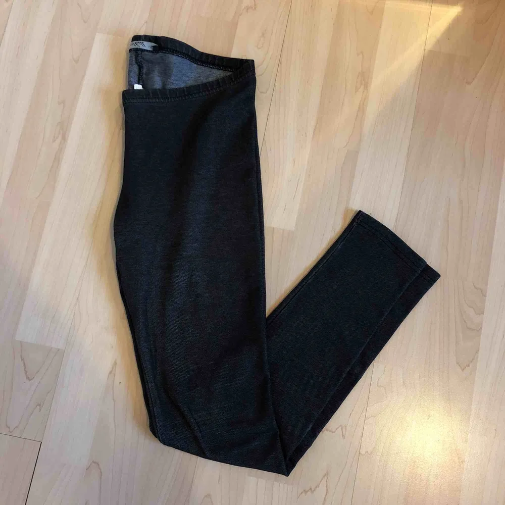 Snygga leggings i mörkt tyg. Inköpta på Cubus. Ev frakt 19 kr🍁. Jeans & Byxor.
