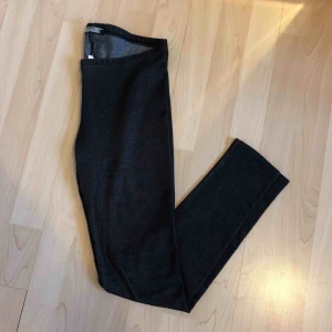  - Snygga leggings i mörkt tyg. Inköpta på Cubus. Ev frakt 19 kr🍁