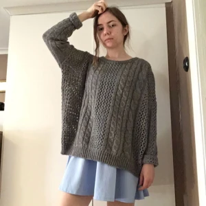  - Stickad tröja i väldigt fint skick. Medium men passar större storlekar också, pga väldigt oversized.  Möts helst upp i Örebro (eller Katrineholm där jag är med jämna mellanrum).