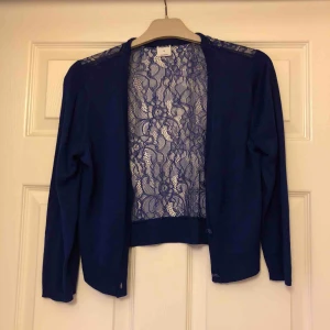  - Superfin kofta med detaljer baktill. Helt ny inköpt från Vero Moda, oanvänd. 🍁