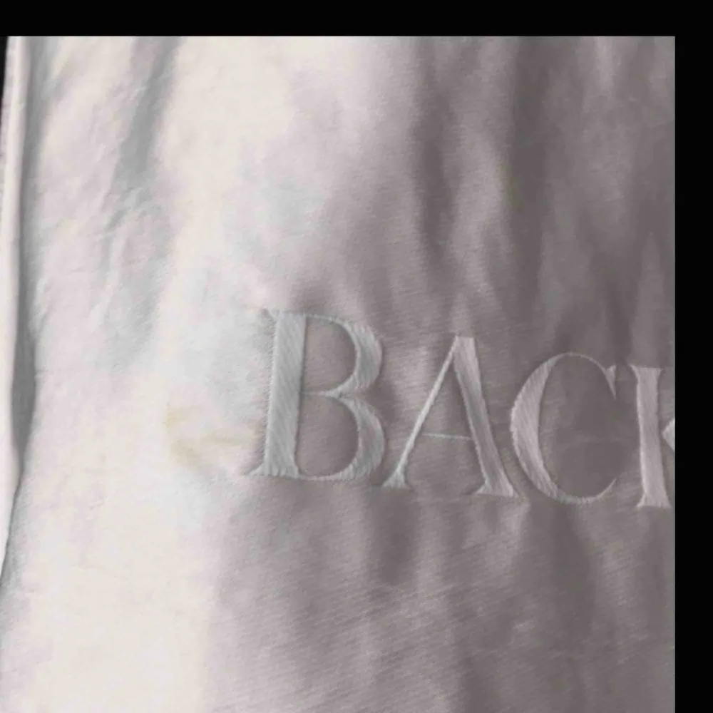 Collage tröja från Ann Sofie Back i en lätt oversize modell. Det står stl 42 men upplevs som 38.  Den är i använt skick med en liten fläck på den vita loggan (se bild 3) därav det låga priset.  . Hoodies.