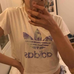  - Magtröja från Adidas, köpt för 349 kr och bara använd några gånger. Har två små fläckar på baksidan, varav priset.