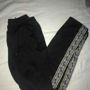  - Skitsnygga byxor från Stay med coolt mönster på sidorna . Inköpta på carlings får nån månad sedan. Endast använda en gång. Storlek small. 