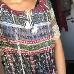  - Superfin blus med mönster och ”tofsar” framtill som går att knyta. Endast provad, strl S😊