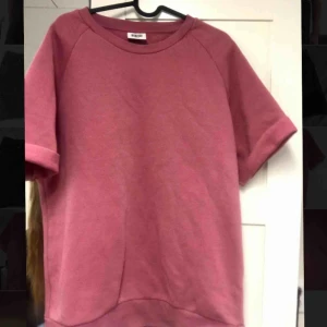 - Oversized tröja från weekday. Köpt för något år sedan och inte använt supermycket. Ganska tjockt material så den är ganska varm. Väldigt mysig! Kan mötas upp i Skåne (helst runt Malmö/Lund) annars står köparen för frakt. 