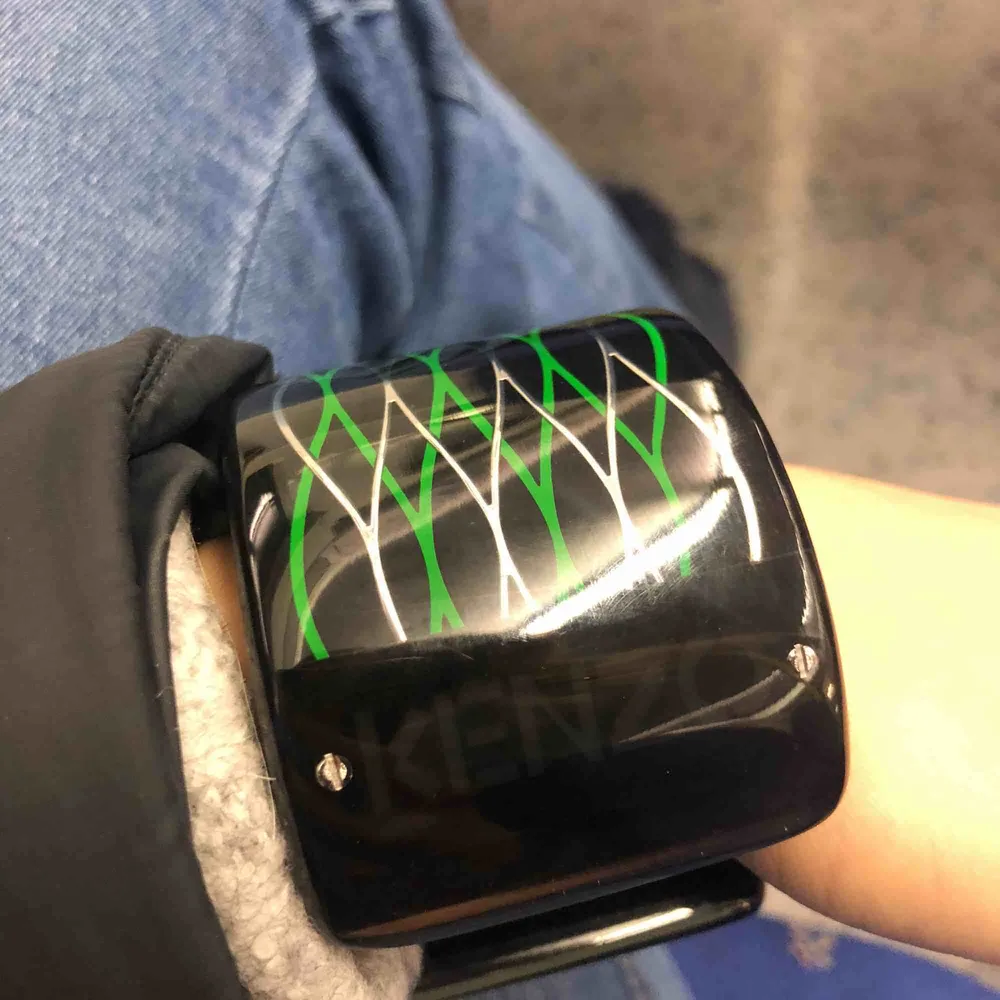 KENZO X HM armband med kenzos grön/silvriga mönster! Sjukt snyggt och i perfekt skick!  Priset är diskuterbart! Möts helst upp i Stockholm city men funkar också att frakta.. Accessoarer.