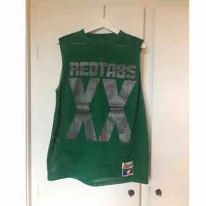  - Grön meshklänning / långt linne. Avklippta ärmar. Använd men ändå i bra skick, från Levis. Frakt tillkommer! 