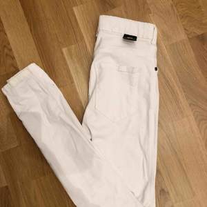 Dr. Denim jeans, vita och högmidjade. Säljer pga att de inte kommer till användning. Super fint skick! Skickas mot fraktkostnad eller mötes upp i sthlm 🌸