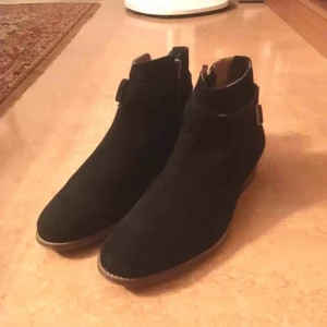  - Ej tidigare använda Chelsea Boots i imitationsmocka. Svarta. storlek 42.   Övrigt: köparen står för fraktkostnad